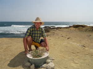 Pieter Hoff - uitvinder van Groasis - voor de herbruikbare Waterboxx plant cocoon welke is geplant in Chocolatera, Ecuador